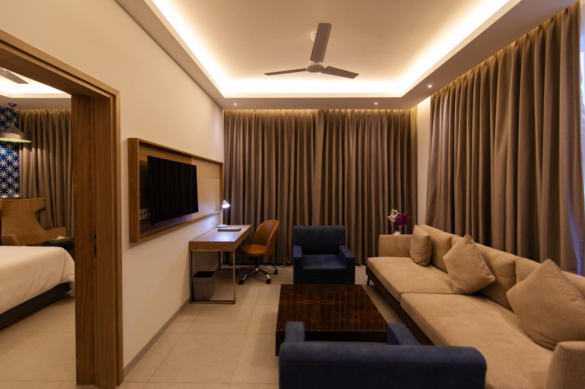Hometel Alambagh Lucknow - A Sarovar Hotel Bagian luar foto