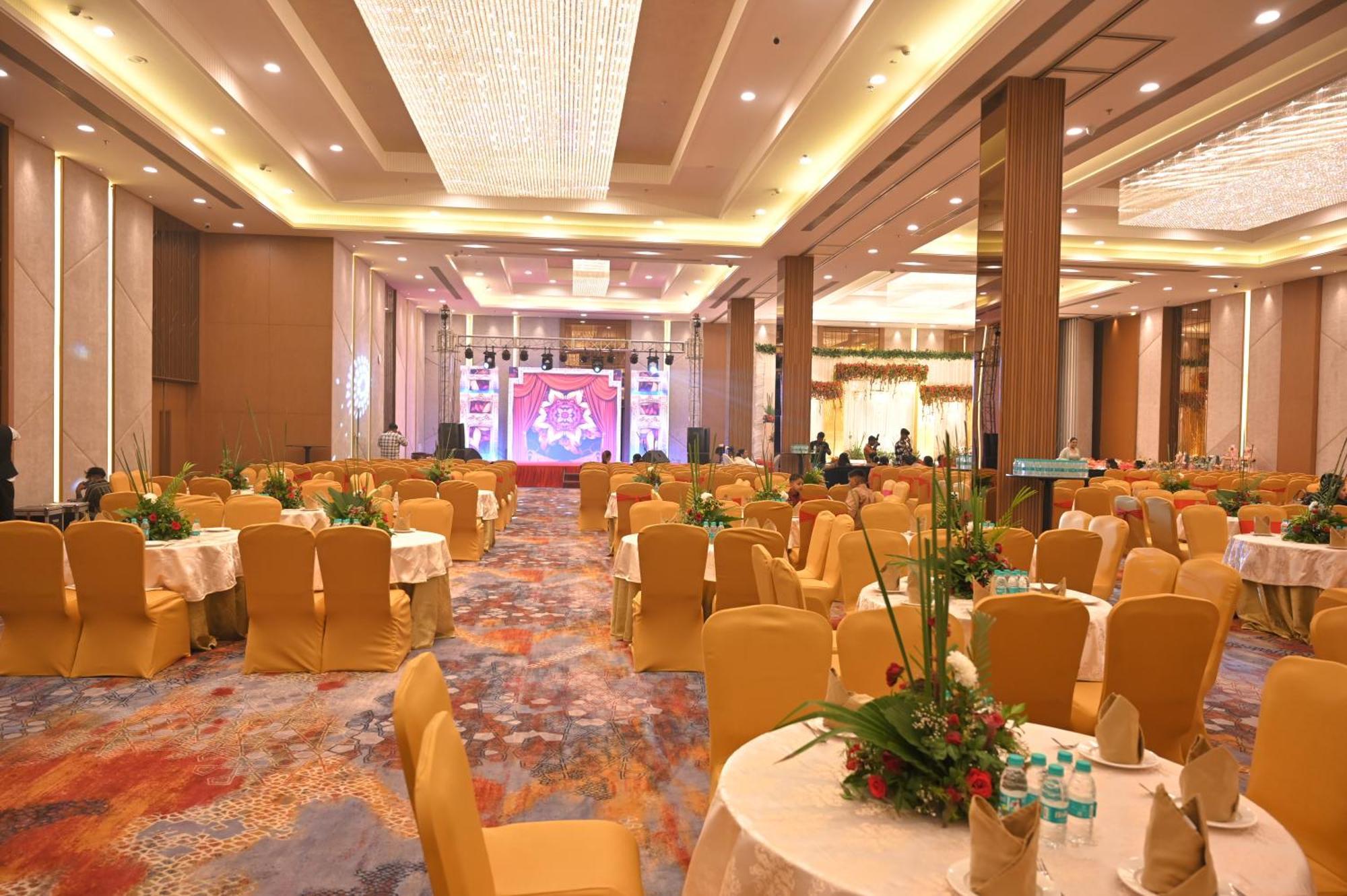 Hometel Alambagh Lucknow - A Sarovar Hotel Bagian luar foto