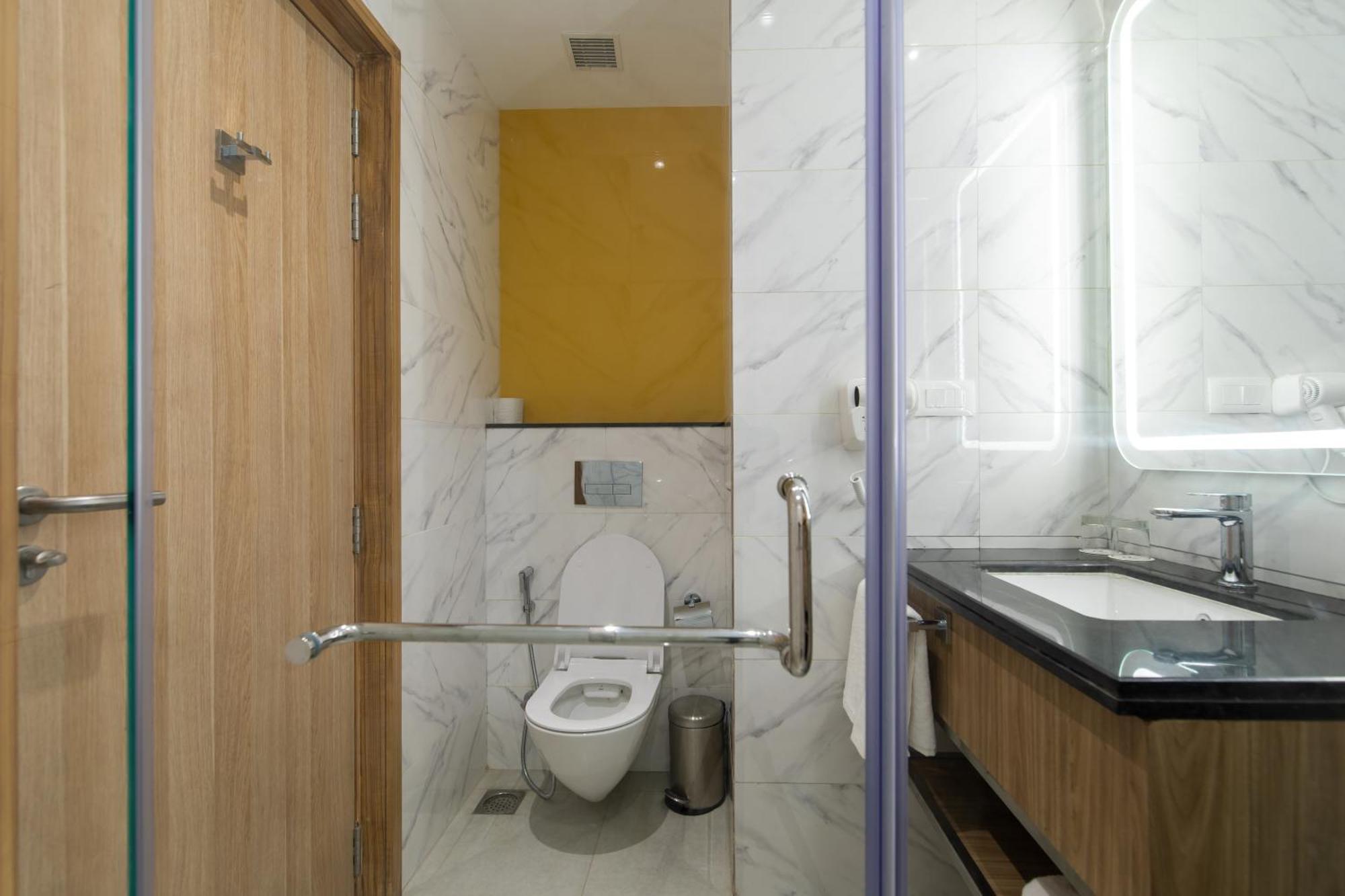 Hometel Alambagh Lucknow - A Sarovar Hotel Bagian luar foto
